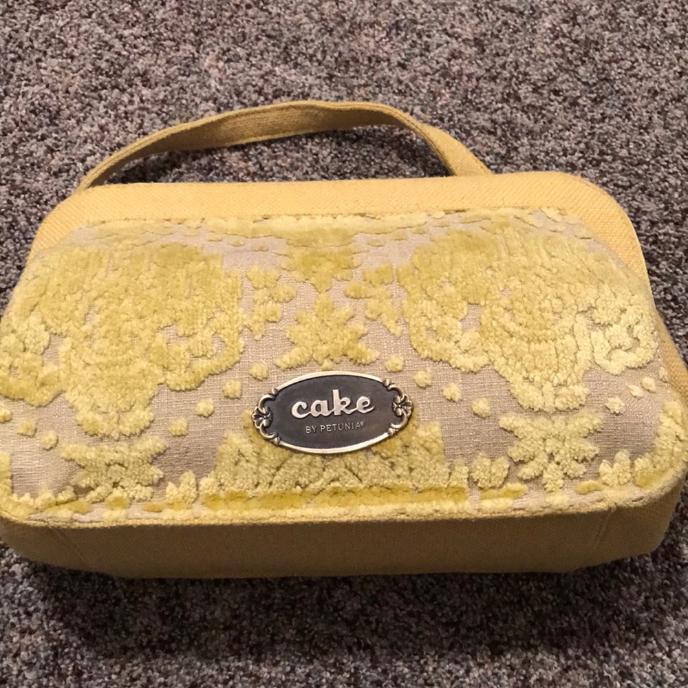 Cake by Petunia